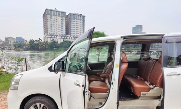 Buy Used 2010 Toyota Noah in Dhaka, Dhaka Buy Used 2010 Toyota Noah in Dhaka, Dhaka