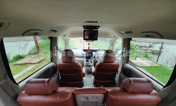 Buy Used 2010 Toyota Noah in Dhaka, Dhaka Buy Used 2010 Toyota Noah in Dhaka, Dhaka