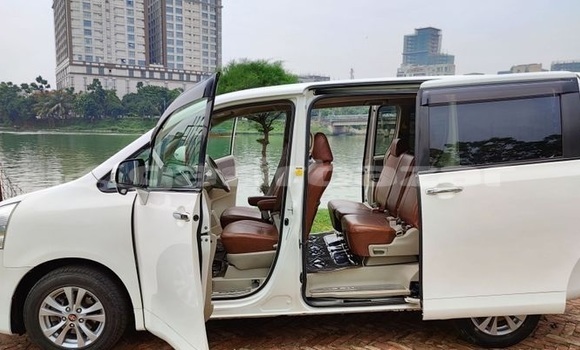 Buy Used 2010 Toyota Noah in Dhaka, Dhaka Buy Used 2010 Toyota Noah in Dhaka, Dhaka