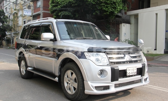 কেনা ব্যবহৃত Mitsubishi pajero Silver গাড়ী মধ্যে ঢাকা মধ্যে Dhaka