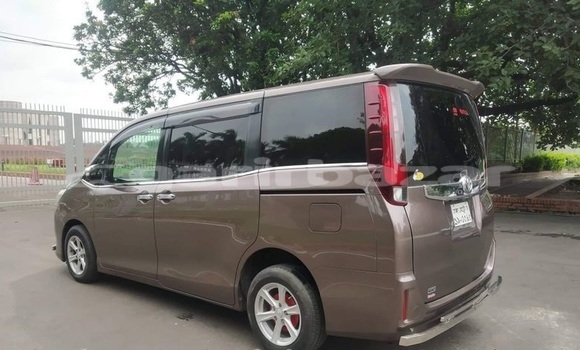 Buy Used 2014 Toyota Noah in Dhaka, Dhaka Buy Used 2014 Toyota Noah in Dhaka, Dhaka