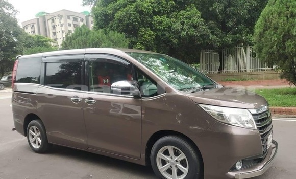 Buy Used 2014 Toyota Noah in Dhaka, Dhaka Buy Used 2014 Toyota Noah in Dhaka, Dhaka