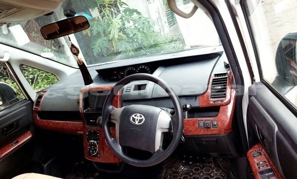 Buy Used 2012 Toyota Noah in Dhaka, Dhaka Buy Used 2012 Toyota Noah in Dhaka, Dhaka