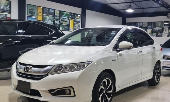 Buy Used 2015 Honda Grace in Dhaka, Dhaka Buy Used 2015 Honda Grace in Dhaka, Dhaka