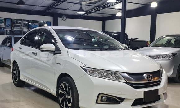 Buy Used 2015 Honda Grace in Dhaka, Dhaka Buy Used 2015 Honda Grace in Dhaka, Dhaka