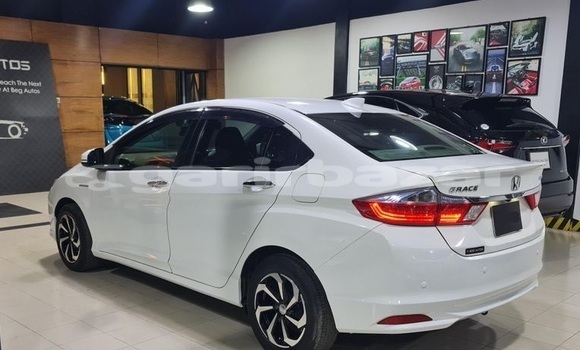 Buy Used 2015 Honda Grace in Dhaka, Dhaka Buy Used 2015 Honda Grace in Dhaka, Dhaka