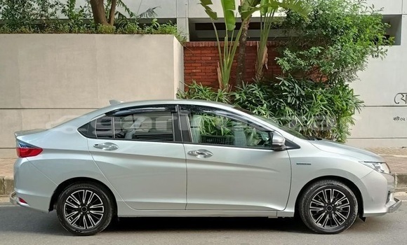Buy Used 2016 Honda Grace in Dhaka, Dhaka Buy Used 2016 Honda Grace in Dhaka, Dhaka