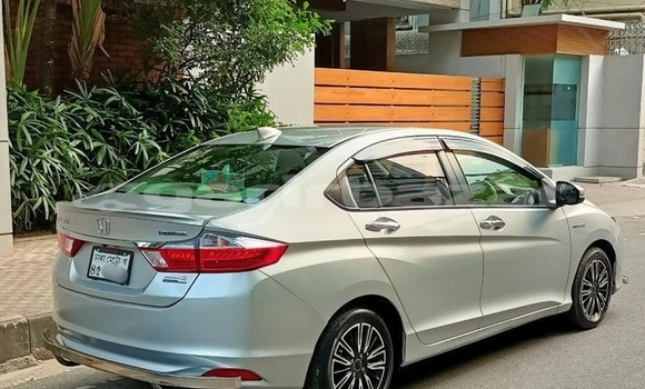Buy Used 2016 Honda Grace in Dhaka, Dhaka Buy Used 2016 Honda Grace in Dhaka, Dhaka