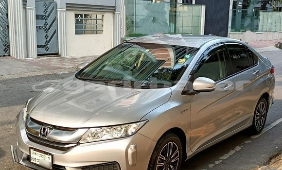 Buy Used 2016 Honda Grace in Dhaka, Dhaka Buy Used 2016 Honda Grace in Dhaka, Dhaka