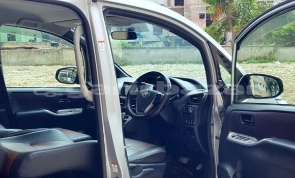 Buy Used 2014 Toyota Noah in Dhaka, Dhaka Buy Used 2014 Toyota Noah in Dhaka, Dhaka