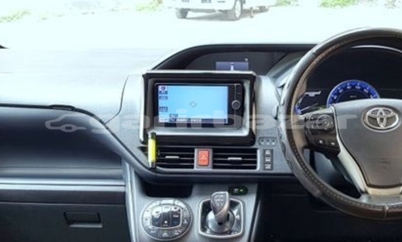 Buy Used 2014 Toyota Noah in Dhaka, Dhaka Buy Used 2014 Toyota Noah in Dhaka, Dhaka