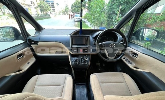 Buy Used 2014 Toyota Noah in Dhaka, Dhaka Buy Used 2014 Toyota Noah in Dhaka, Dhaka