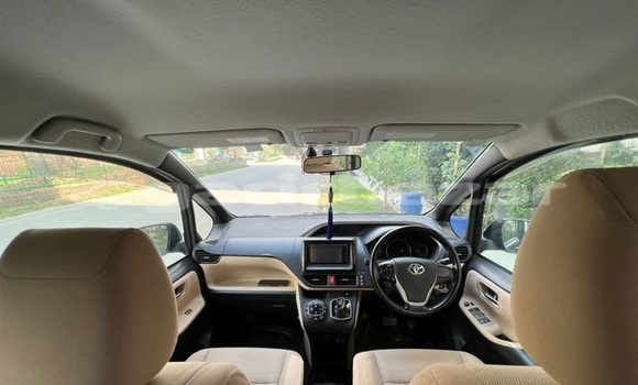 Buy Used 2014 Toyota Noah in Dhaka, Dhaka Buy Used 2014 Toyota Noah in Dhaka, Dhaka