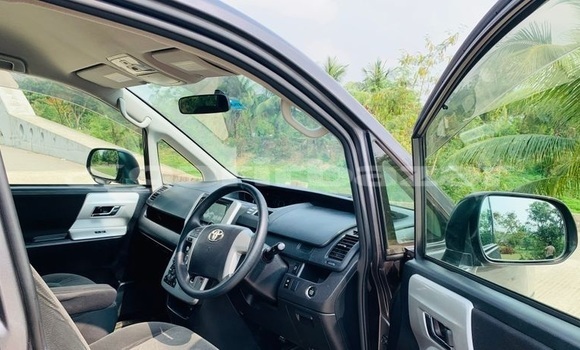 Buy Used 2012 Toyota Noah in Dhaka, Dhaka Buy Used 2012 Toyota Noah in Dhaka, Dhaka