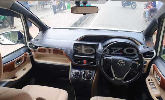 Buy Used 2014 Toyota Noah in Dhaka, Dhaka Buy Used 2014 Toyota Noah in Dhaka, Dhaka