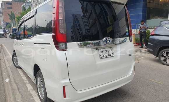 Buy Used 2014 Toyota Noah in Dhaka, Dhaka Buy Used 2014 Toyota Noah in Dhaka, Dhaka