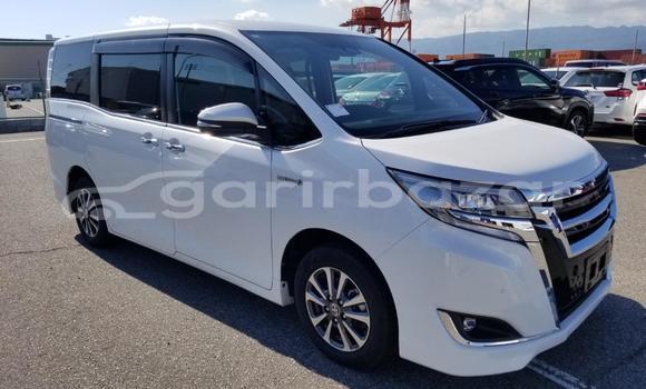 কেনা আমদানি Toyota Esquire gi 2020 model Pearl গাড়ী মধ্যে ঢাকা মধ্যে Dhaka