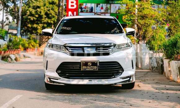 কেনা ব্যবহৃত Toyota Harrier White গাড়ী মধ্যে ঢাকা মধ্যে Dhaka