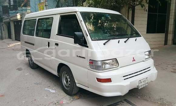 কেনা ব্যবহৃত Mitsubishi L300 White গাড়ী মধ্যে ঢাকা মধ্যে Dhaka