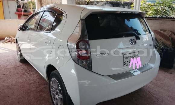 কেনা ব্যবহৃত Toyota Aqua White গাড়ী মধ্যে ঢাকা মধ্যে Dhaka কেনা ব্যবহৃত Toyota Aqua White গাড়ী মধ্যে ঢাকা মধ্যে Dhaka