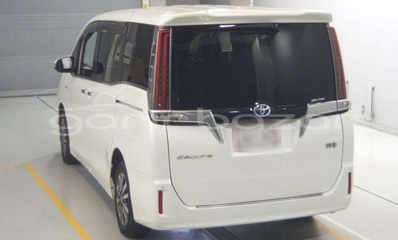 কেনা আমদানি Toyota Esquire gi premium Pearl গাড়ী মধ্যে ঢাকা মধ্যে Dhaka কেনা আমদানি Toyota Esquire gi premium Pearl গাড়ী মধ্যে ঢাকা মধ্যে Dhaka