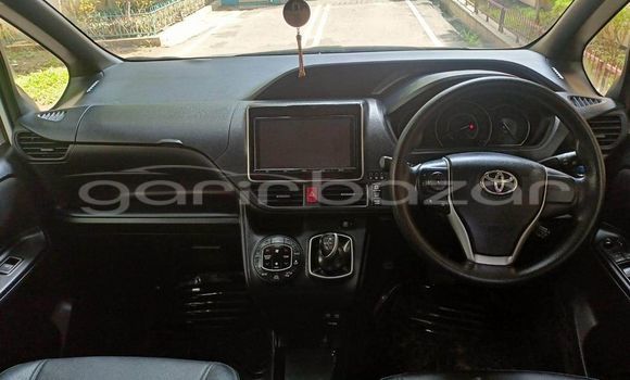 Buy Used 2018 Toyota Noah in Dhaka, Dhaka Buy Used 2018 Toyota Noah in Dhaka, Dhaka