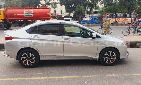 Buy Used 2015 Honda Grace in Dhaka, Dhaka Buy Used 2015 Honda Grace in Dhaka, Dhaka
