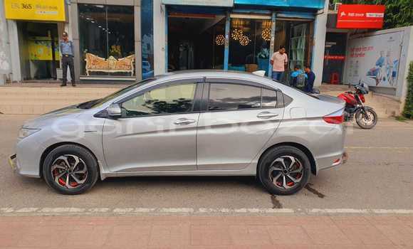 Buy Used 2015 Honda Grace in Dhaka, Dhaka Buy Used 2015 Honda Grace in Dhaka, Dhaka