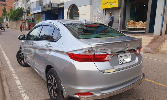 Buy Used 2015 Honda Grace in Dhaka, Dhaka Buy Used 2015 Honda Grace in Dhaka, Dhaka