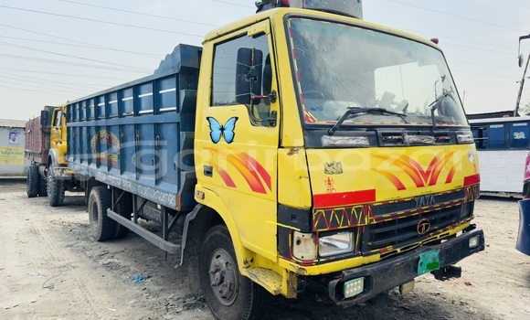 কিনুন ব্যবহৃত Suzuki ট্রাক