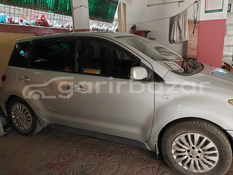 Big with watermark toyota ist silver 2004 dhaka dhaka 91209